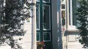 Un edificio con un letrero que dice 