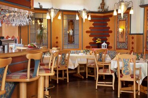 2 restaurants, dinner served, international cuisine
