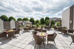 2 restaurantes; se sirven cenas y cocina internacional 