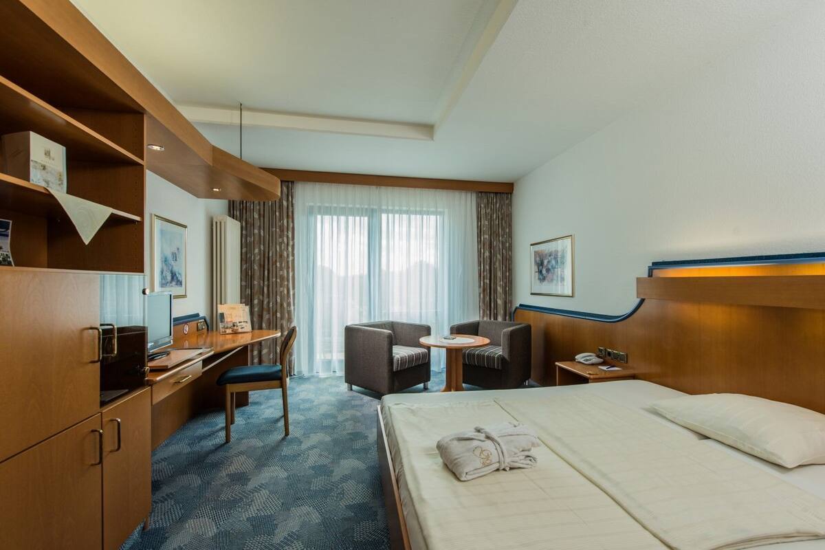 Comfort Single Room | In-room safe, desk, rollaway beds (surcharge), WiFi (free)