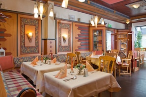 2 restaurantes; se sirven cenas y cocina internacional