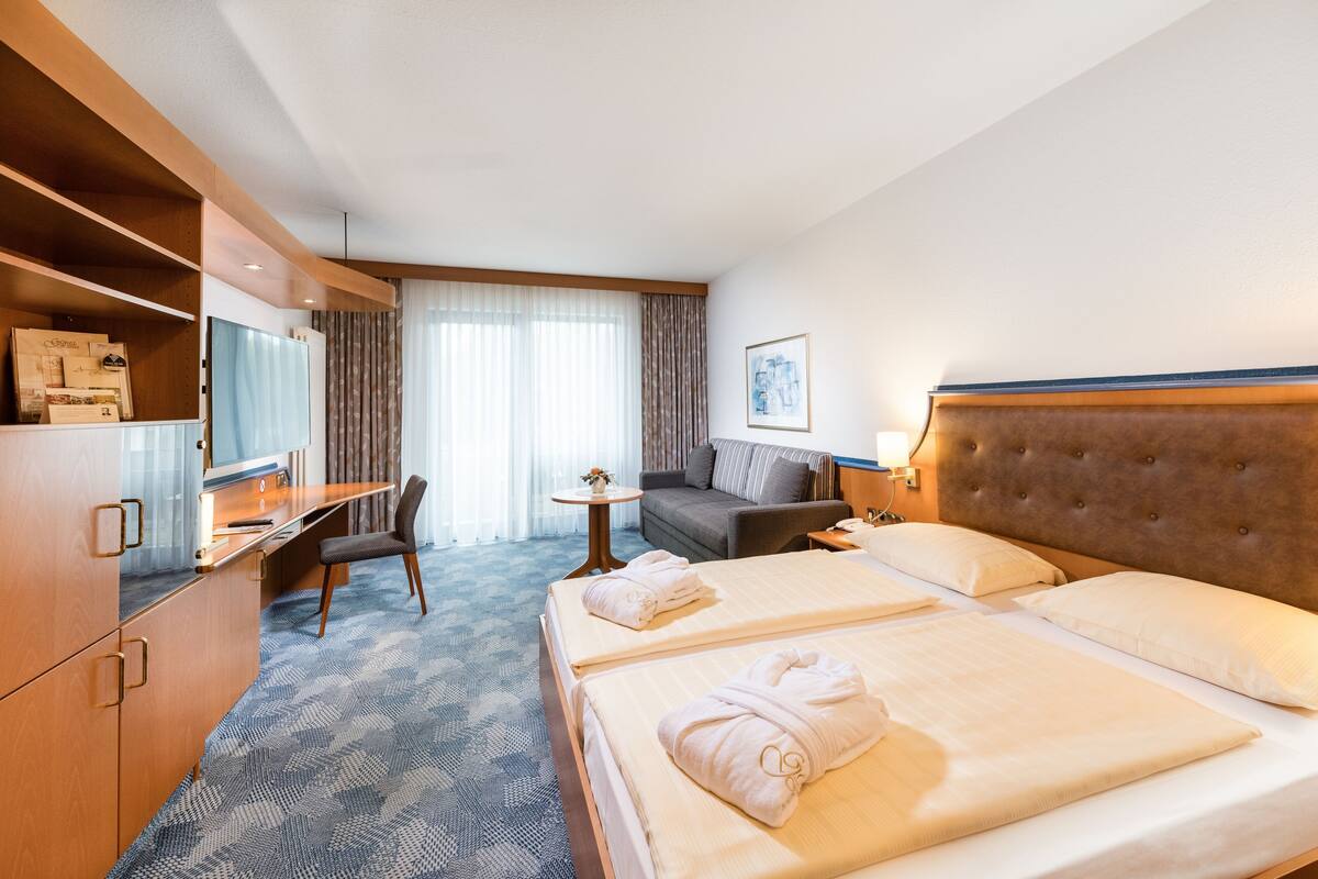 Comfort Double Room | In-room safe, desk, rollaway beds (surcharge), WiFi (free)