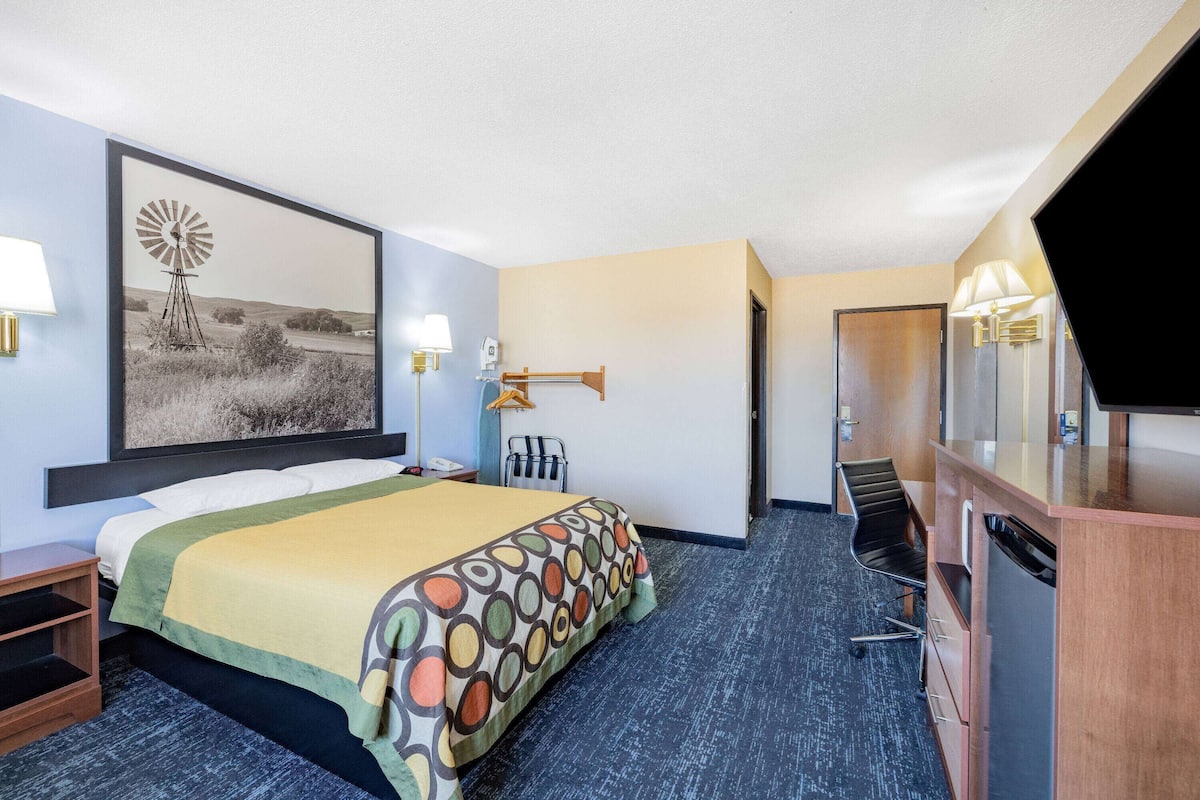 Room, 1 Queen Bed, Non Smoking | Premium bedding, desk, iron/ironing board, free cribs/infant beds