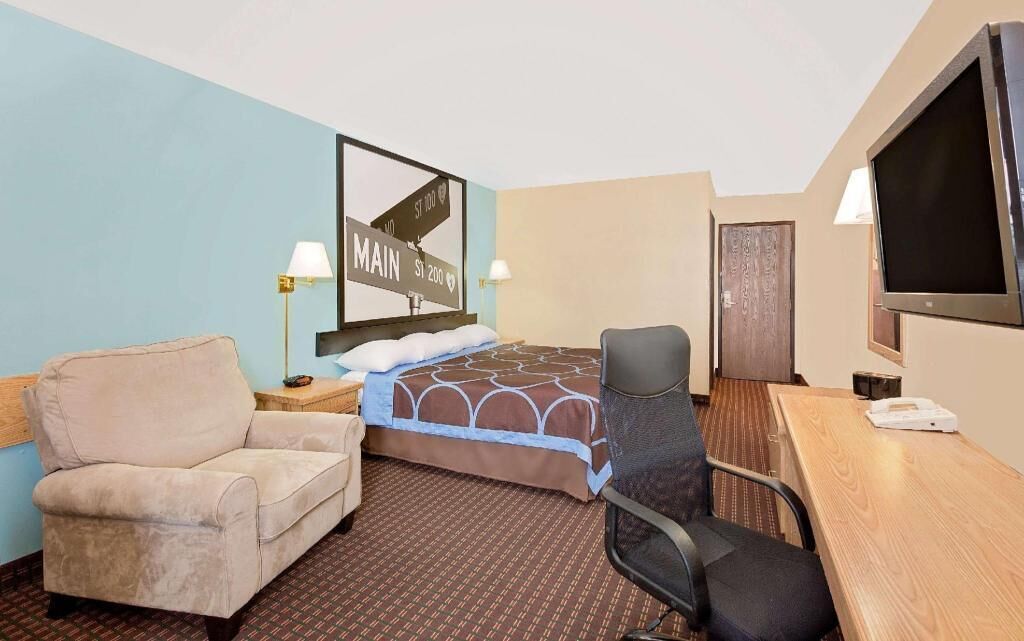 Premium bedding, desk, iron/ironing board, free cribs/infant beds