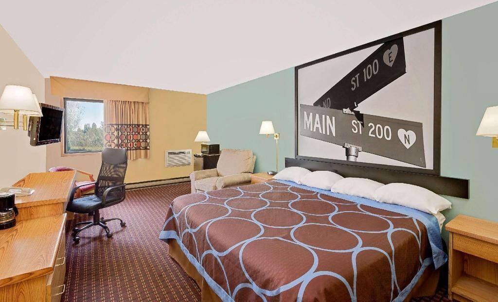 Premium bedding, desk, iron/ironing board, free cribs/infant beds