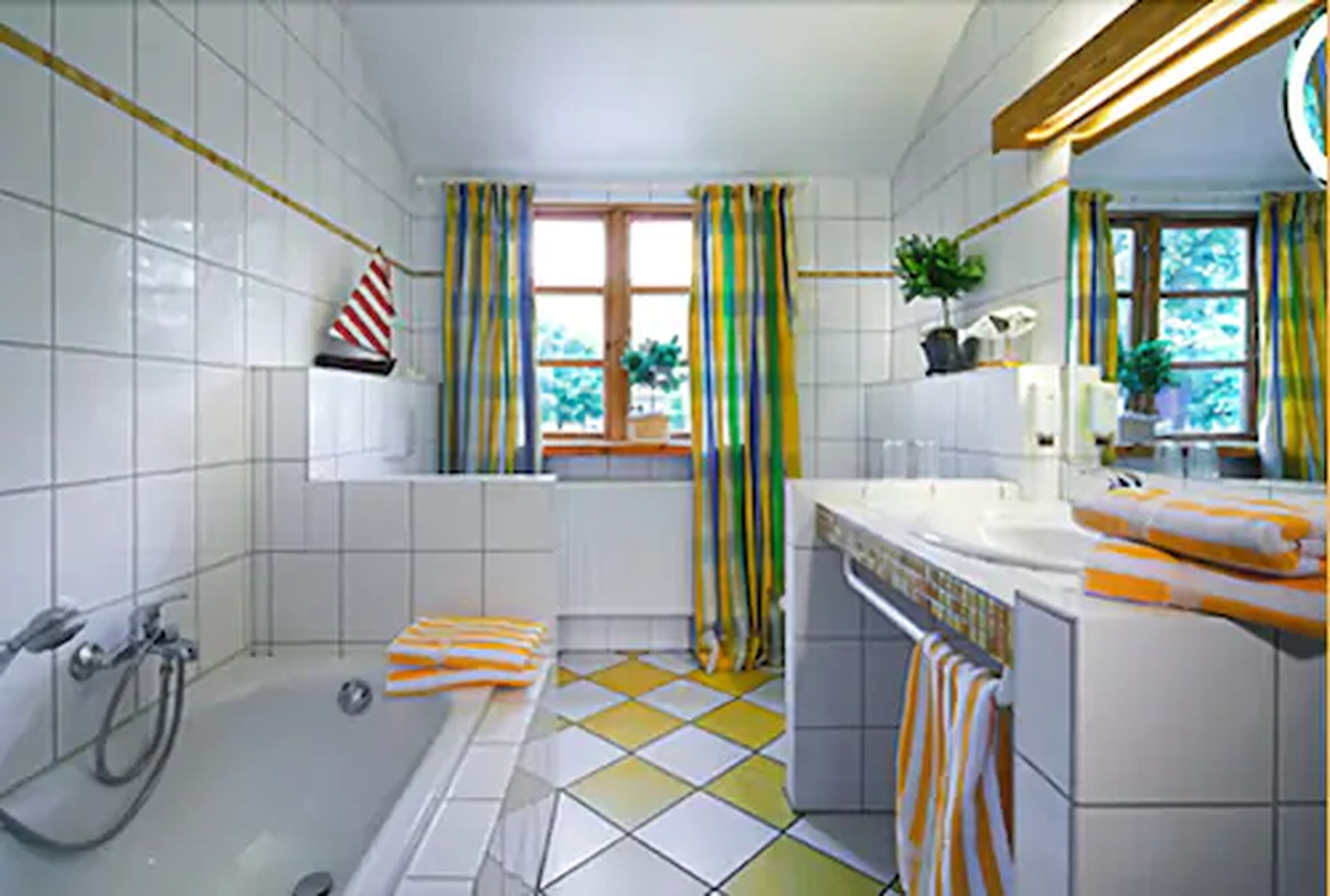 combined shower/bathtub, hair dryer, towels