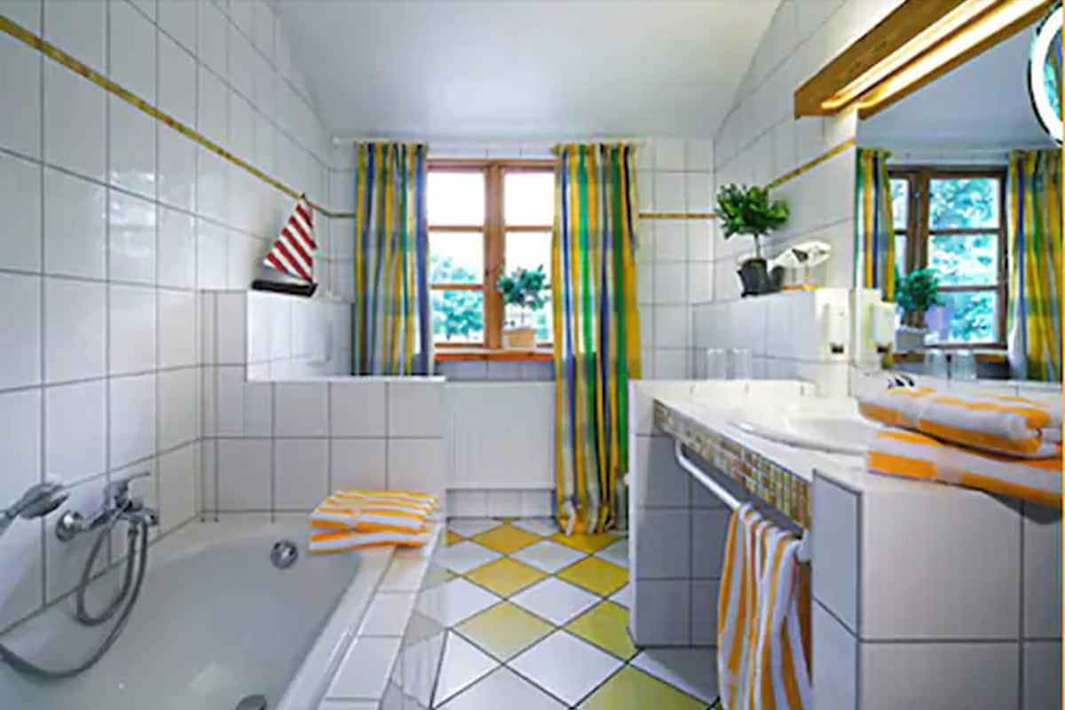 combined shower/bathtub, hair dryer, towels