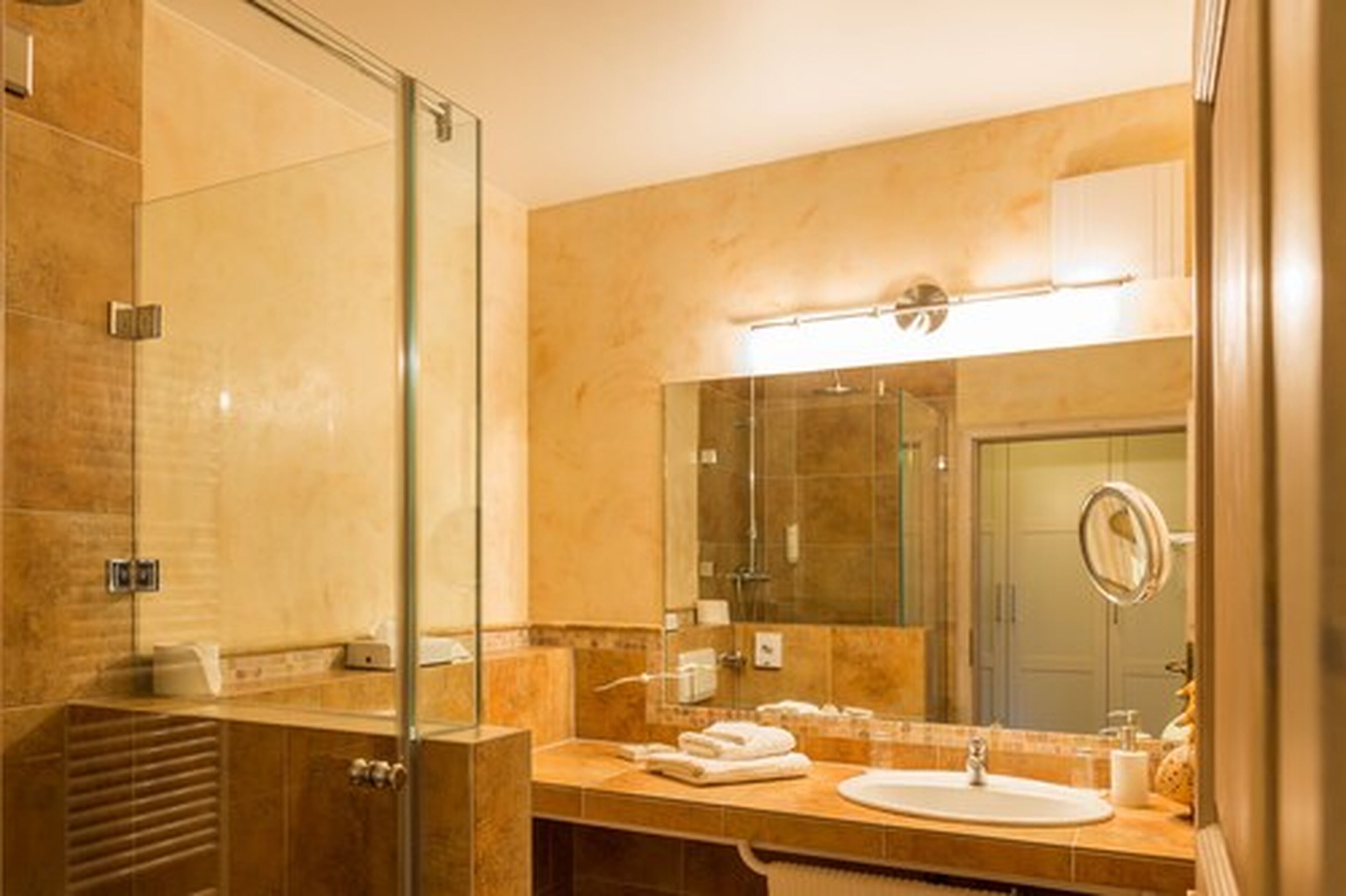 combined shower/bathtub, hair dryer, towels