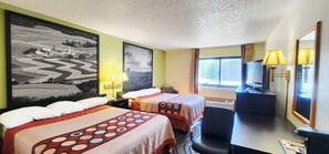 Habitación, 2 camas Queen size, para no fumadores | Escritorio, tabla de planchar con plancha, cunas y camas extra 