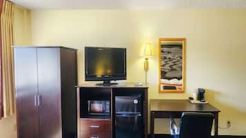 Escritorio, tabla de planchar con plancha y cunas