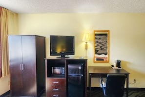 Desk, iron/ironing board, cribs/infant beds, rollaway beds - Super 8 by Wyndham Newton (Newton)