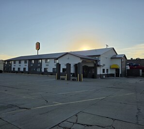 Exterior - Super 8 by Wyndham Newton (Newton)