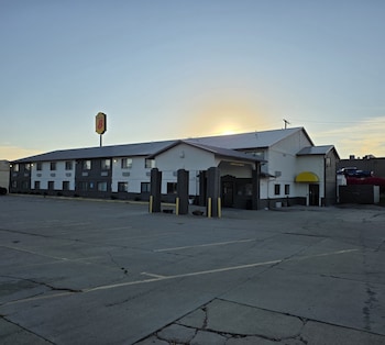 Super 8 by Wyndham Newton