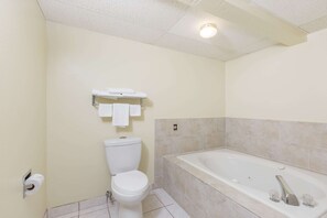 Habitación, 1 cama King size, para no fumadores, hidromasaje | Baño | Regadera, amenidades de baño gratuitas, secadora de cabello, toallas 