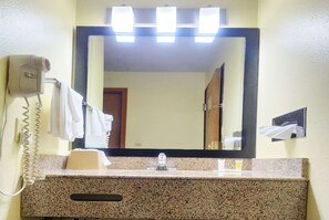 Regadera, amenidades de baño gratuitas, secadora de cabello, toallas 