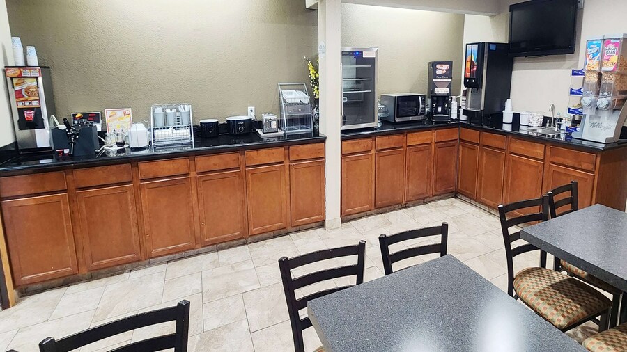 Super 8 by Wyndham Newton