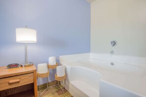 Suite, 1 très grand lit, non-fumeur | Salle de bain | Baignoire et douche séparées, articles de toilette (gratuits)