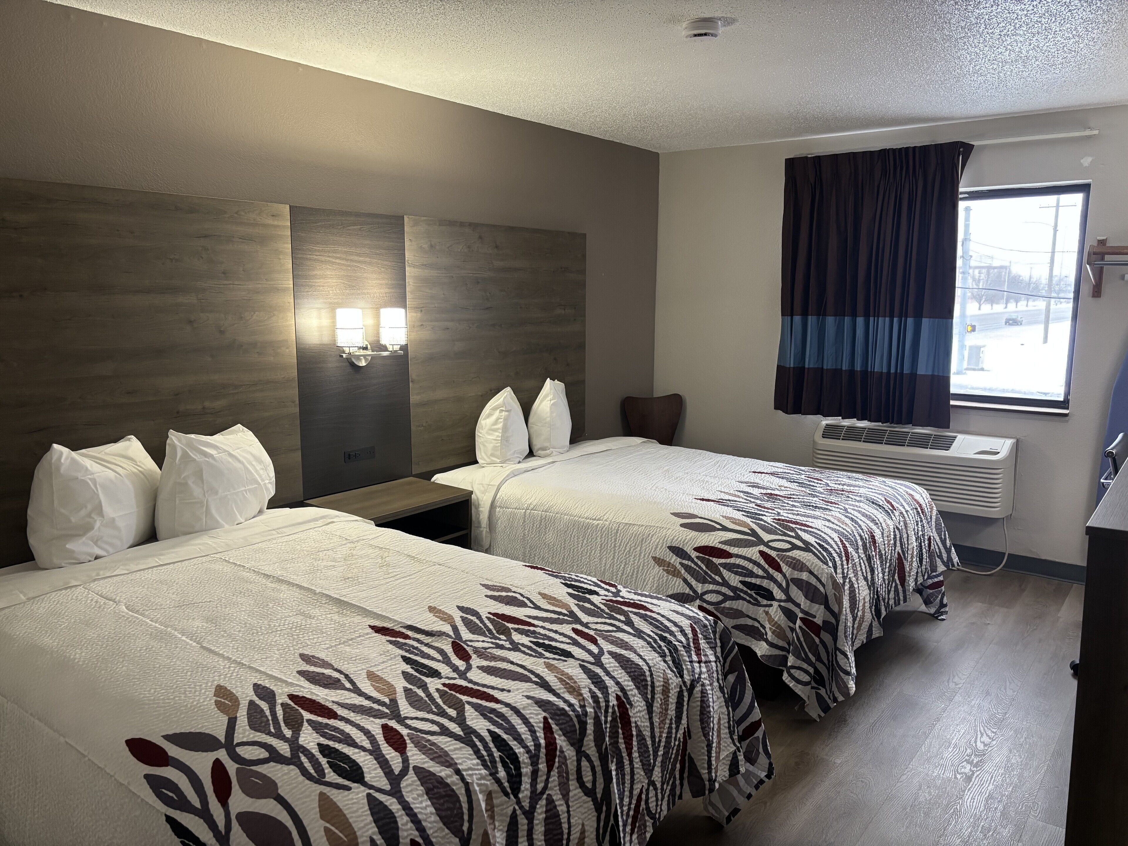 Schreibtisch, laptopgeeigneter Arbeitsplatz, Verdunkelungsvorhänge