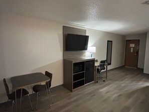 Habitación superior, 2 camas matrimoniales, para no fumadores (Larger Room) | Escritorio, espacio para trabajar con laptop y cortinas blackout 