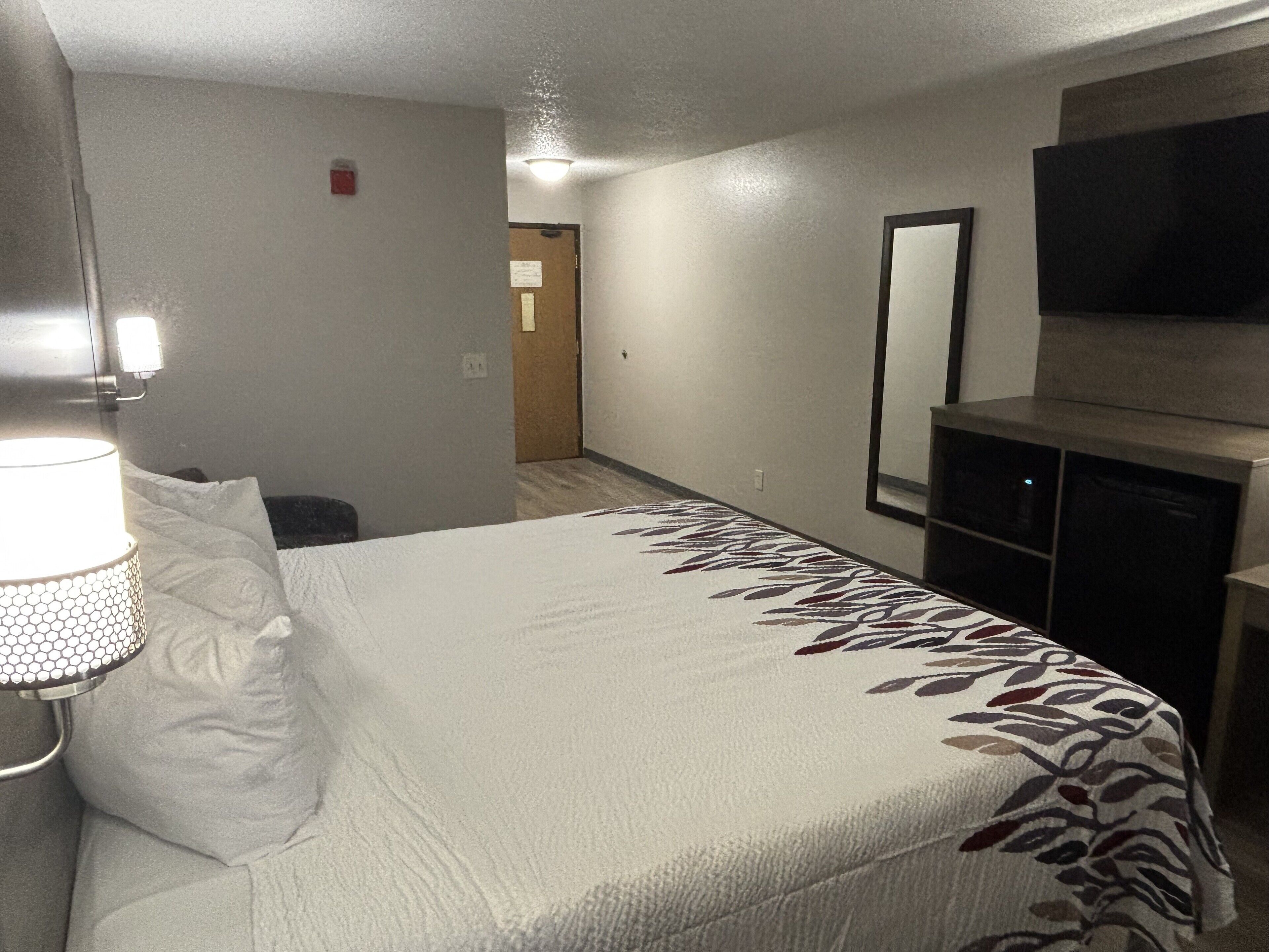 Superior Room, 1 King Bed, Accessible Bathtub, Non Smoking | Desk, laptop workspace, blackout curtains, iron/ironing board