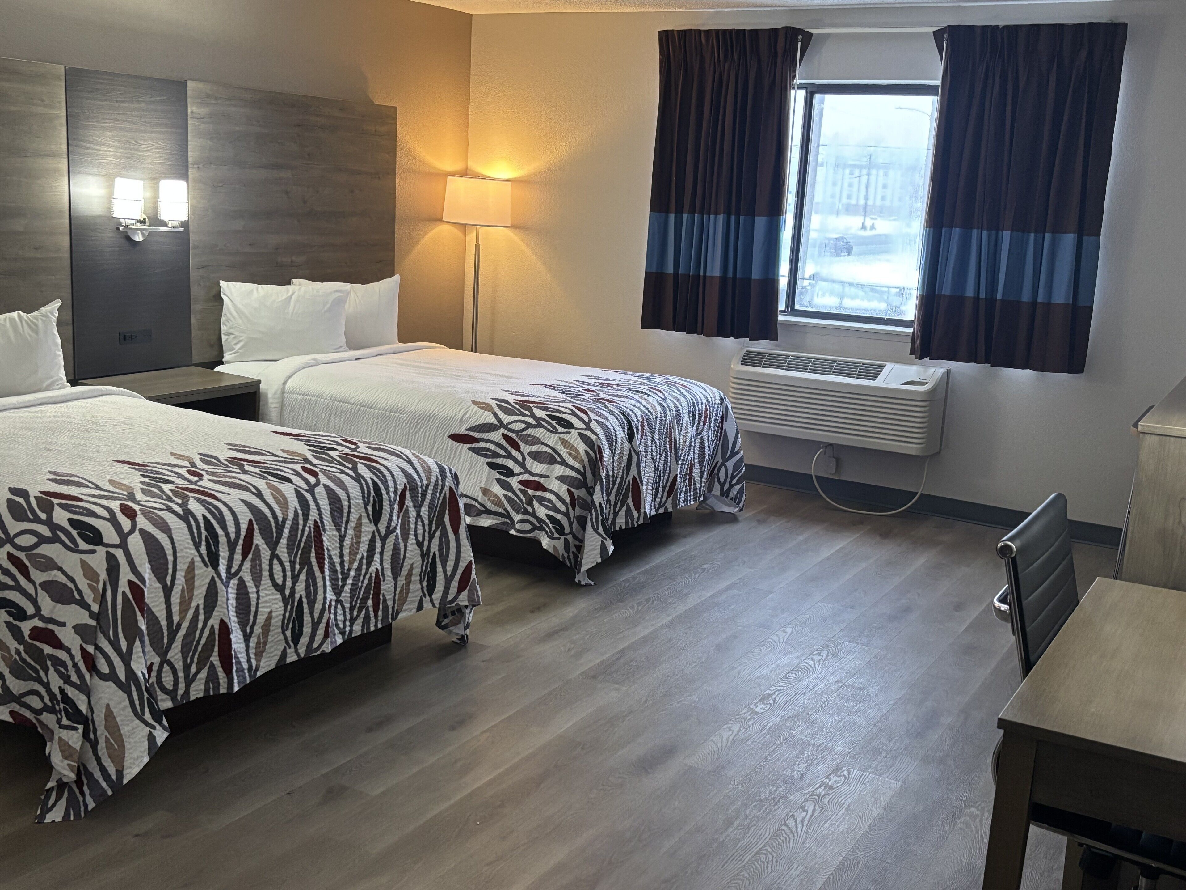 Schreibtisch, laptopgeeigneter Arbeitsplatz, Verdunkelungsvorhänge