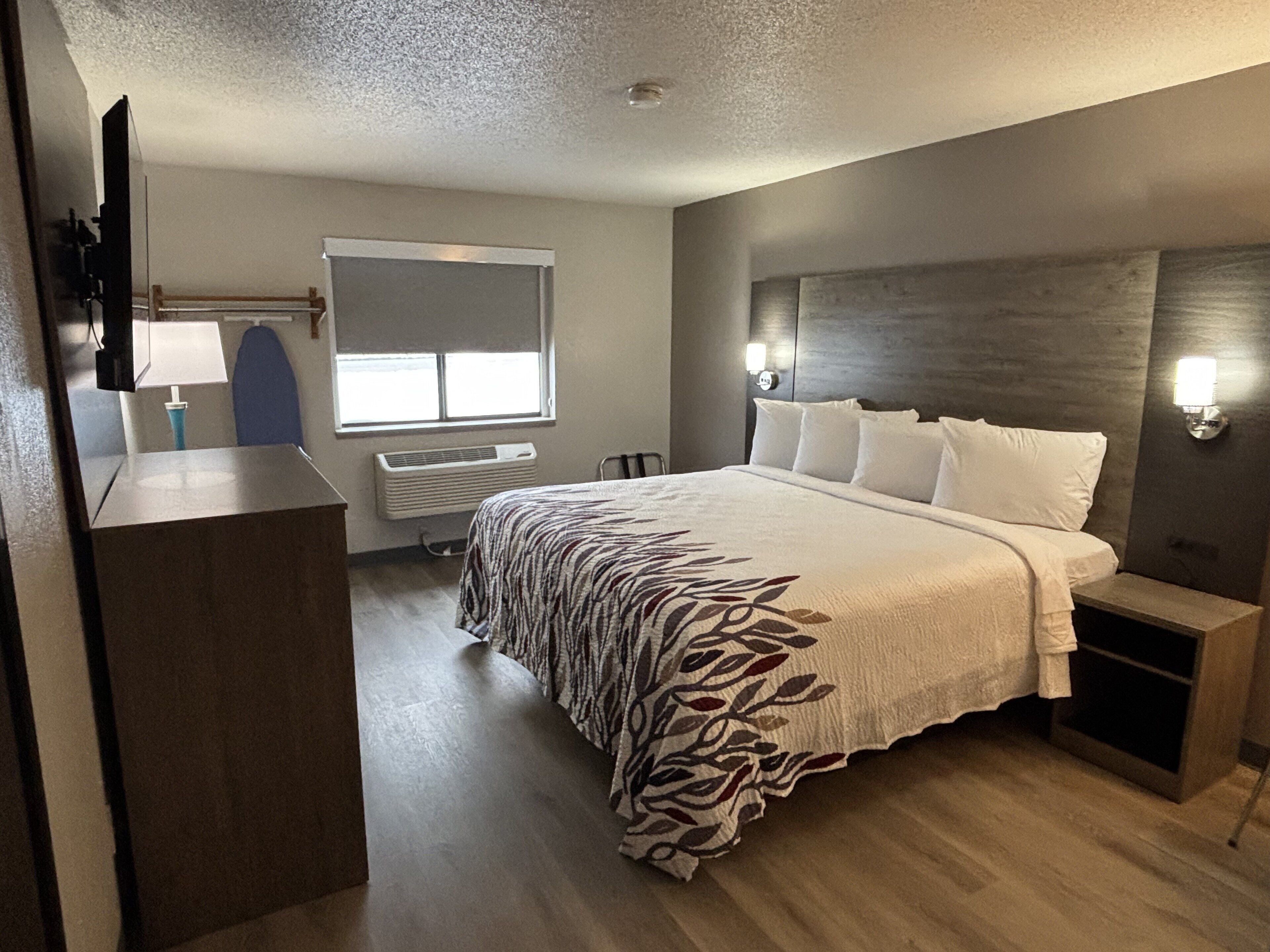 Superior Room, 1 King Bed, Non Smoking | Desk, laptop workspace, blackout drapes, iron/ironing board