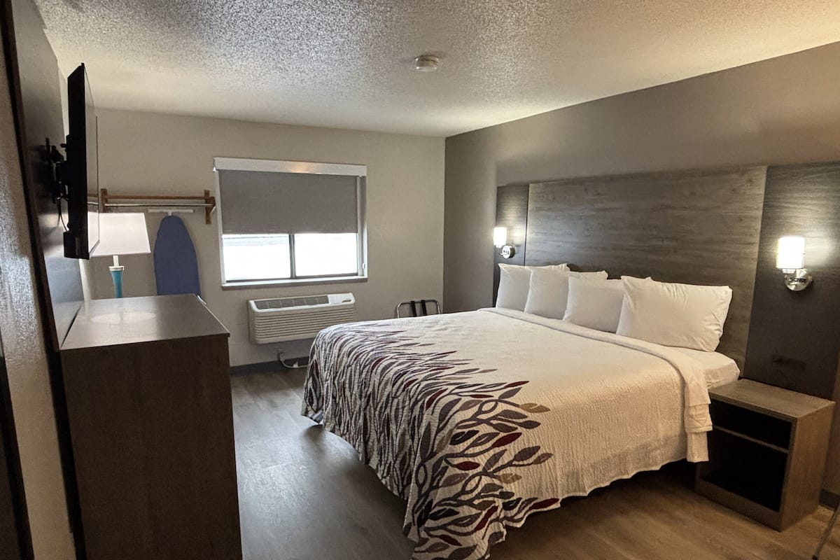 Superior Room, 1 King Bed, Non Smoking | Desk, laptop workspace, blackout curtains, iron/ironing board