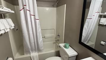 Combined shower/tub, free toiletries, hair dryer, towels
