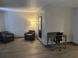 Suite, 1 très grand lit, non-fumeurs | Bureau, espace de travail pour ordinateur portable, rideaux occultants