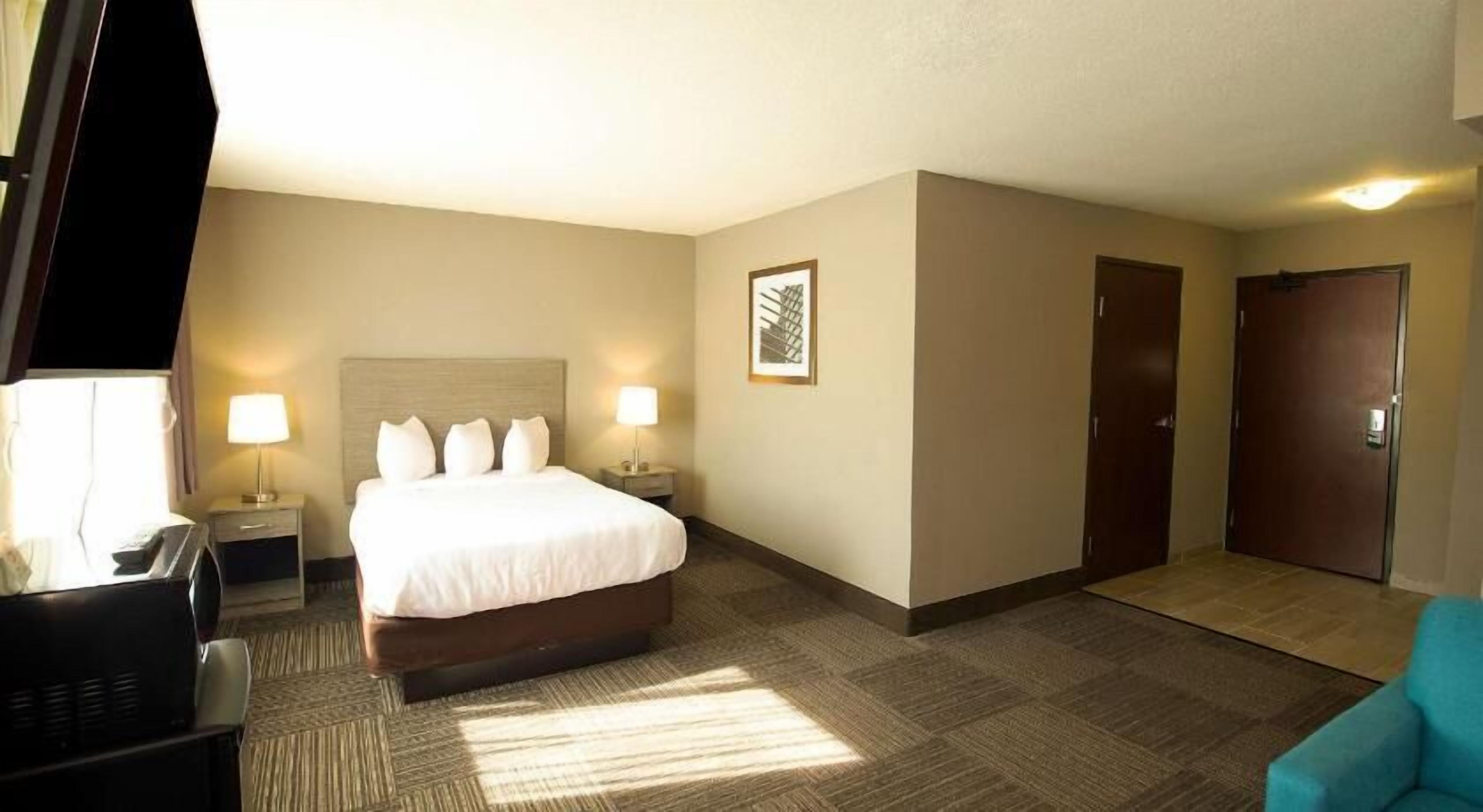 Escritorio, cortinas blackout y tabla de planchar con plancha 