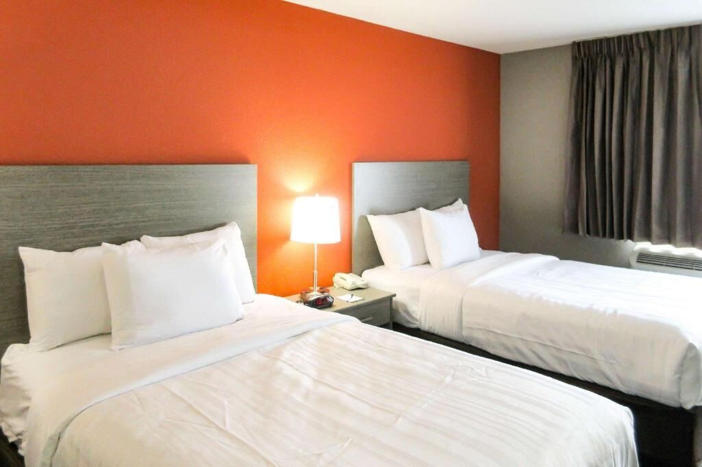 Escritorio, cortinas blackout y tabla de planchar con plancha 