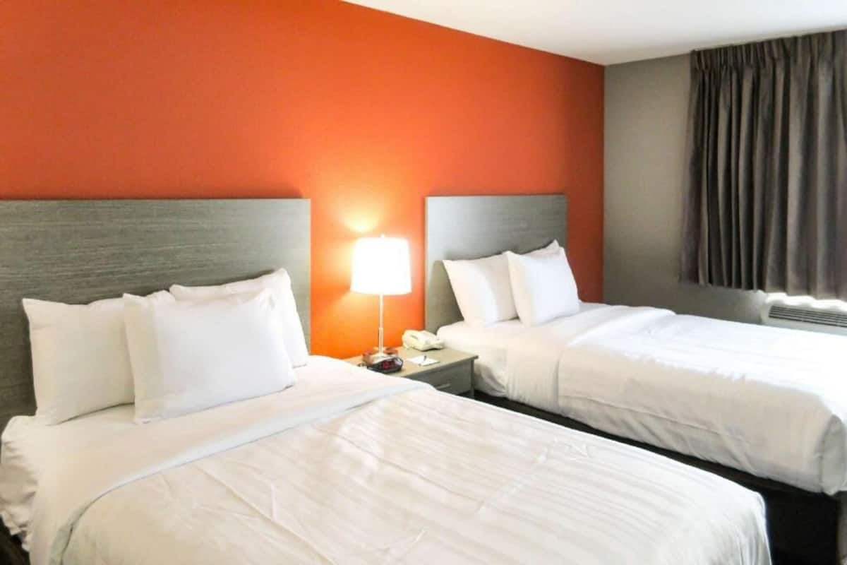 Schreibtisch, Verdunkelungsvorhänge, Bügeleisen/Bügelbrett