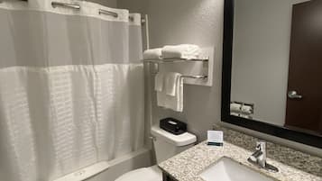 Ducha y bañera combinadas, secador de pelo, toallas y jabón