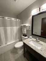 Bañera con ducha, secador de pelo, toallas, jabón