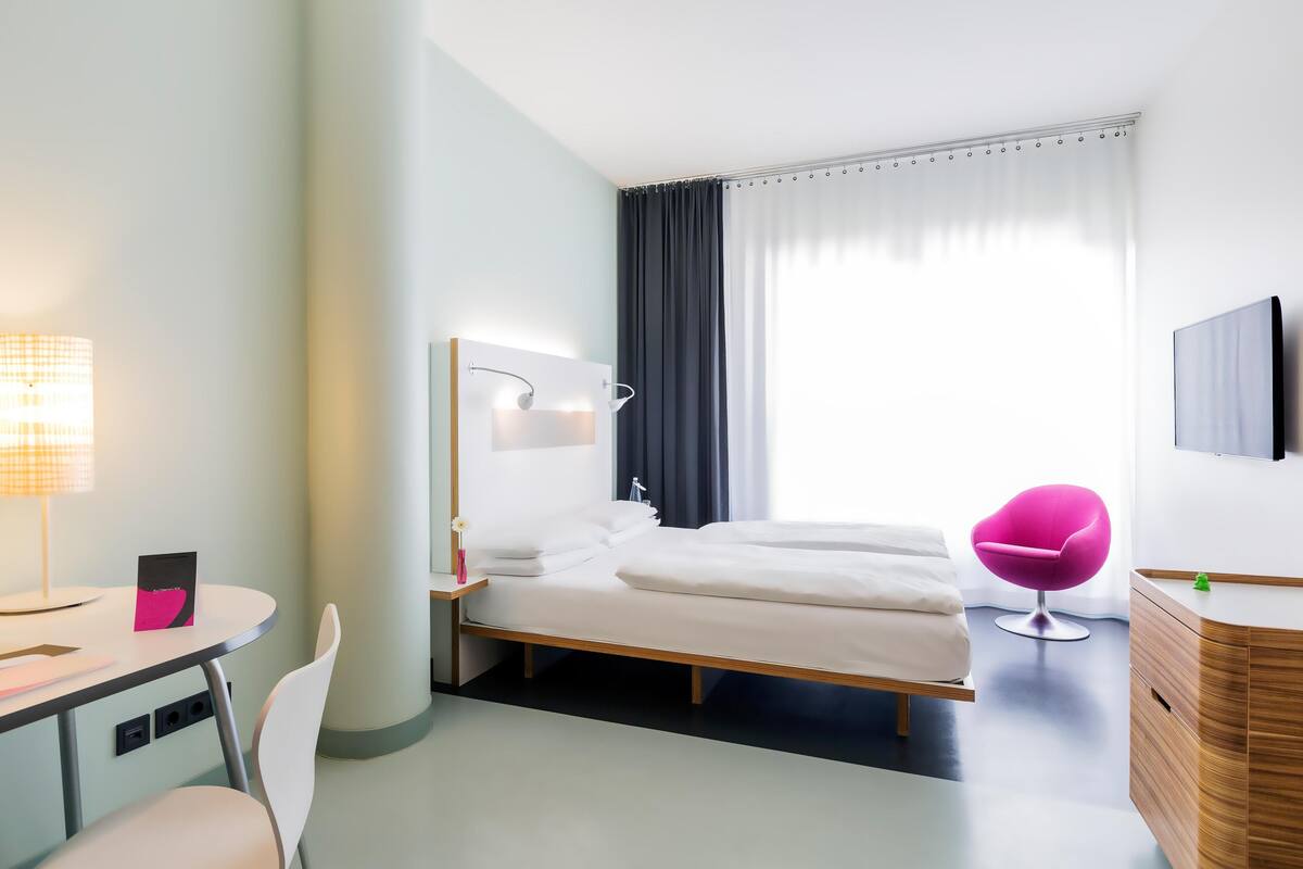 Hypo-allergenic bedding, in-room safe, desk, soundproofing