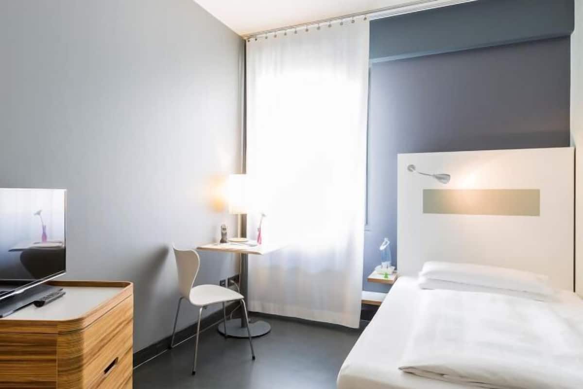 Literie hypoallergénique, coffres-forts dans les chambres, bureau