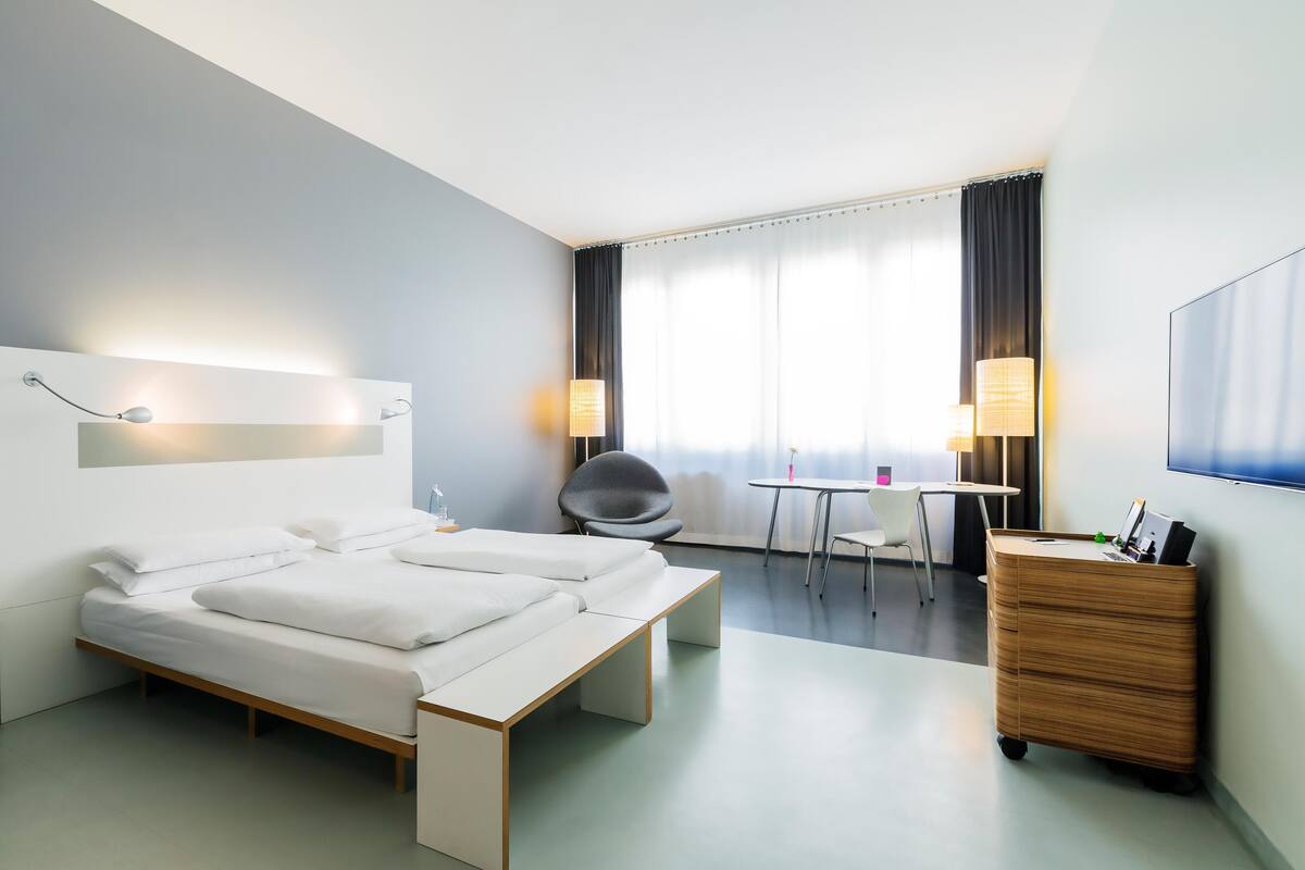 Hypo-allergenic bedding available, in-room safe, desk, soundproofing