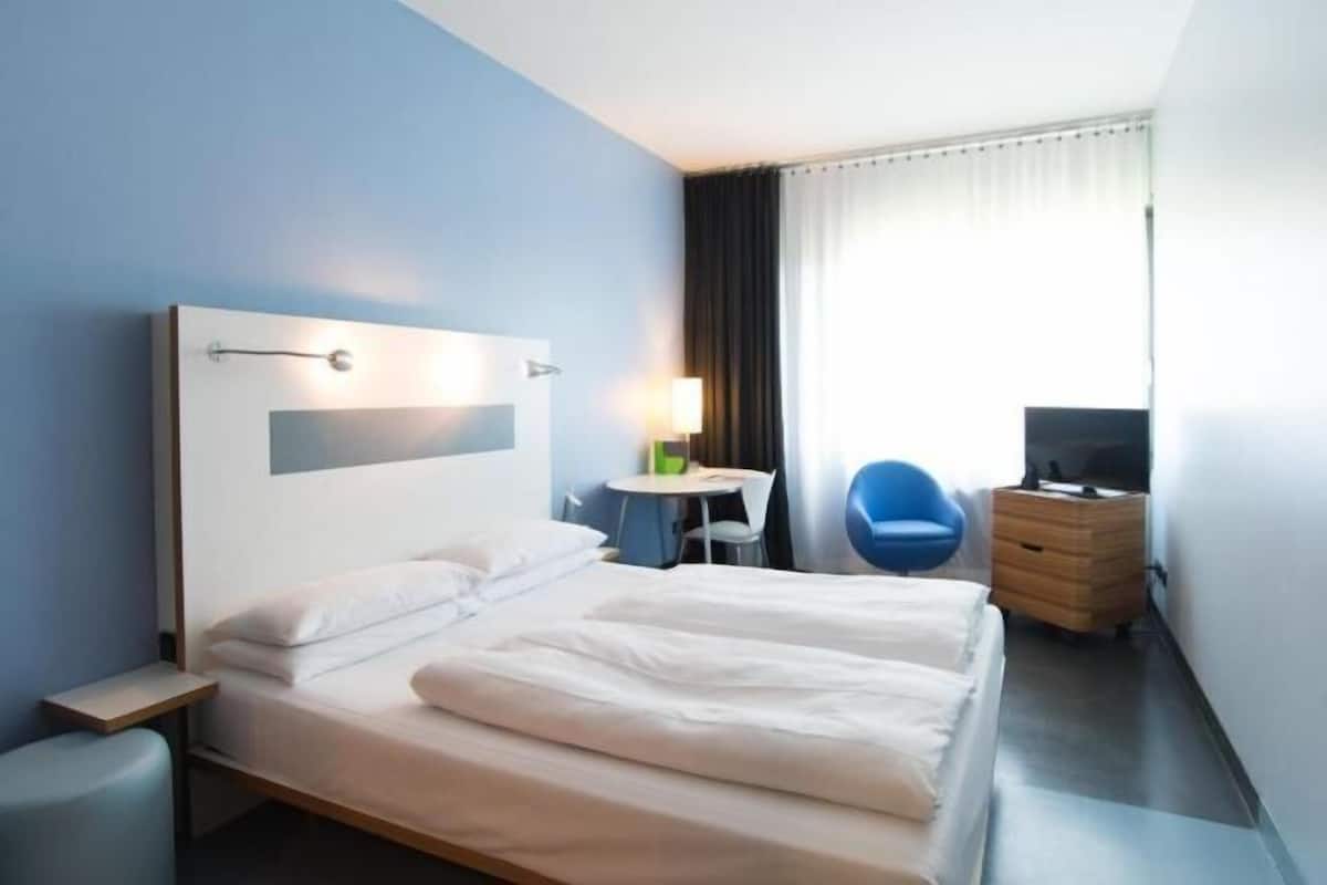 Literie hypoallergénique, coffres-forts dans les chambres, bureau