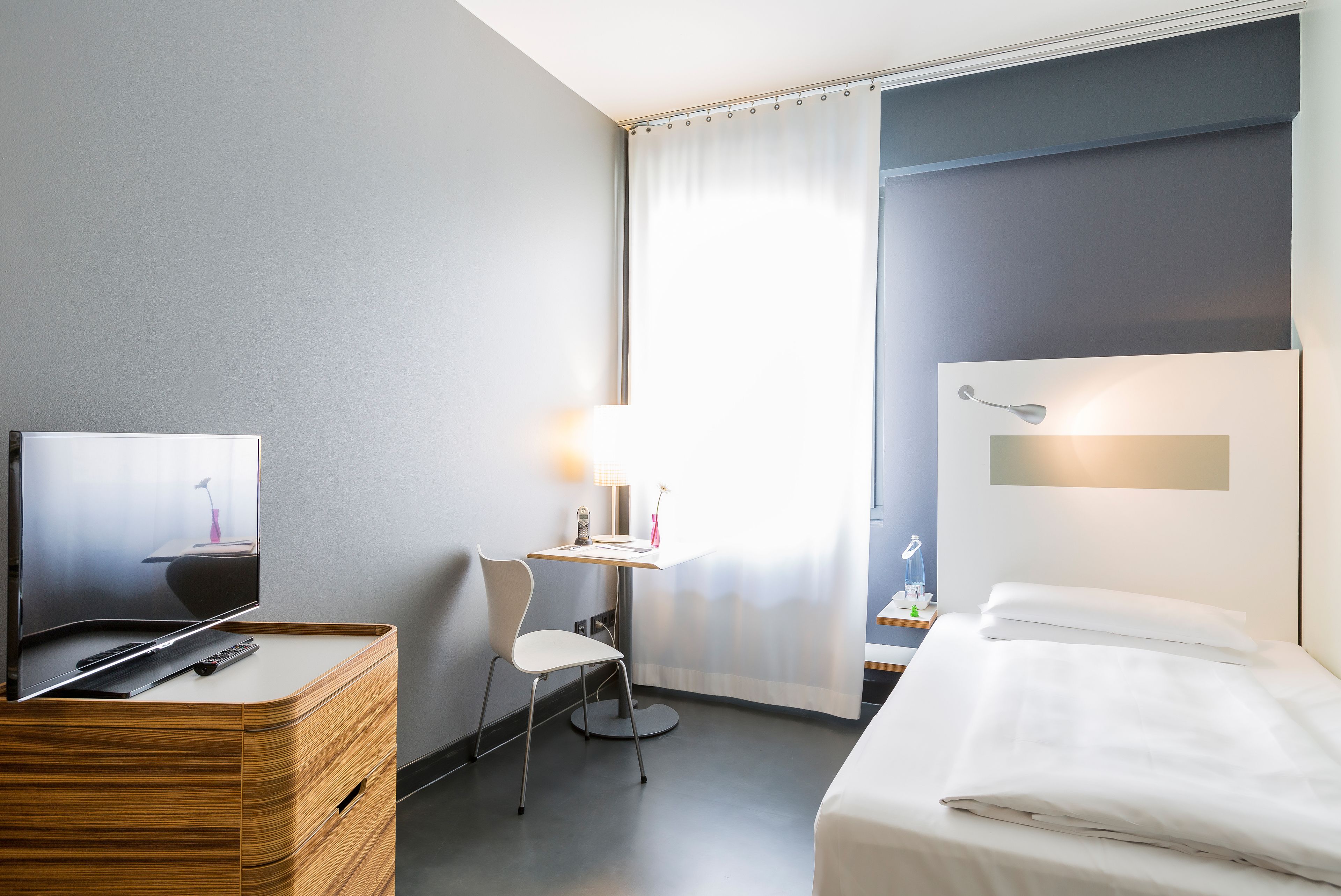 standard single room | hypo-allergenic bedding, in-room safe, desk, soundproofing