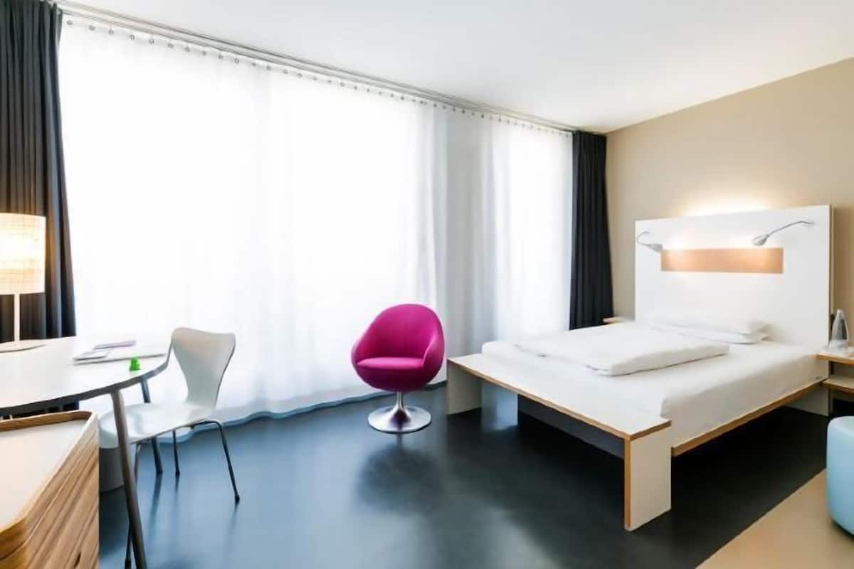 Literie hypoallergénique, coffres-forts dans les chambres, bureau