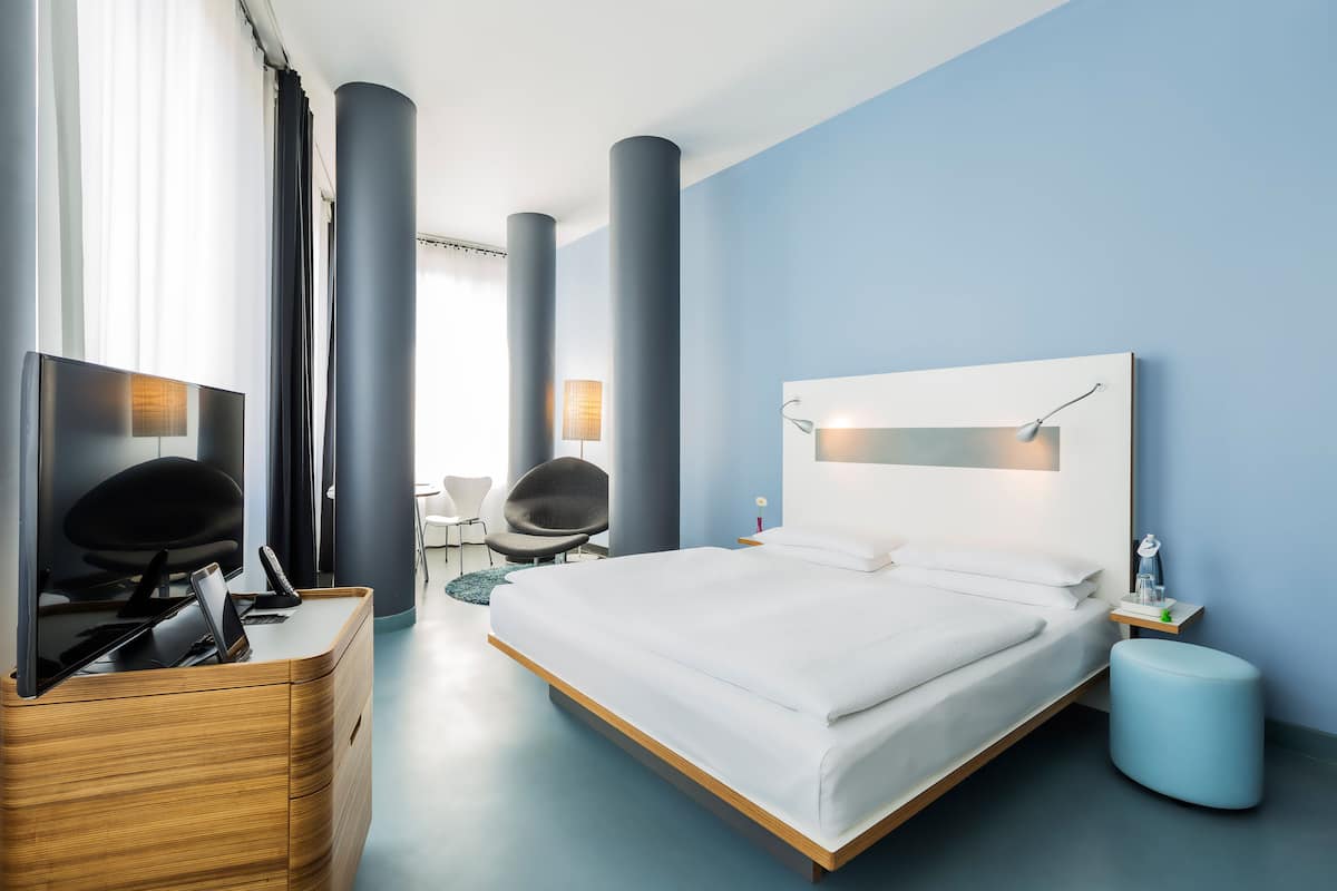 Hypo-allergenic bedding, in-room safe, desk, soundproofing