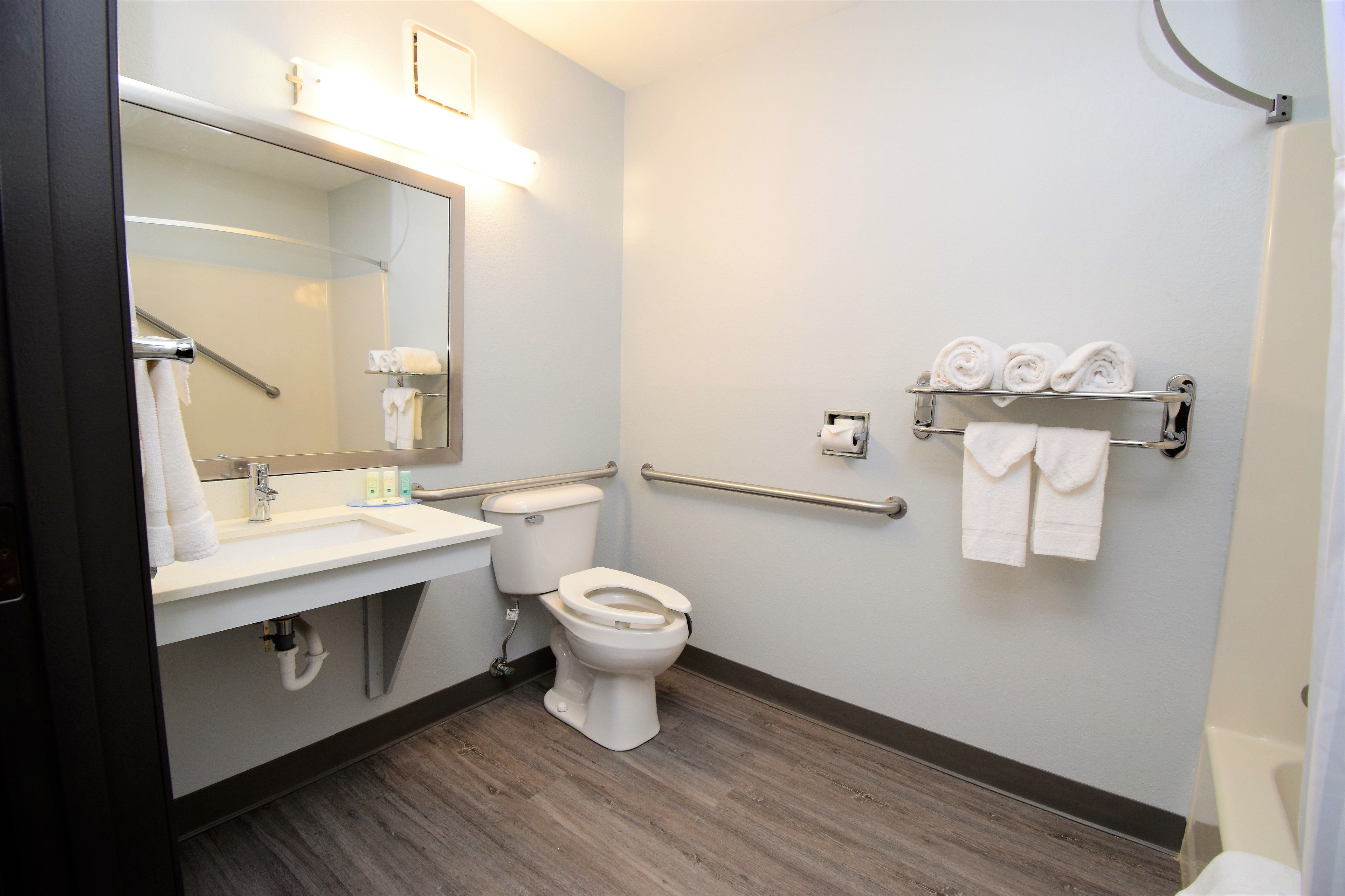 combined shower/bathtub, deep-soaking bathtub, free toiletries