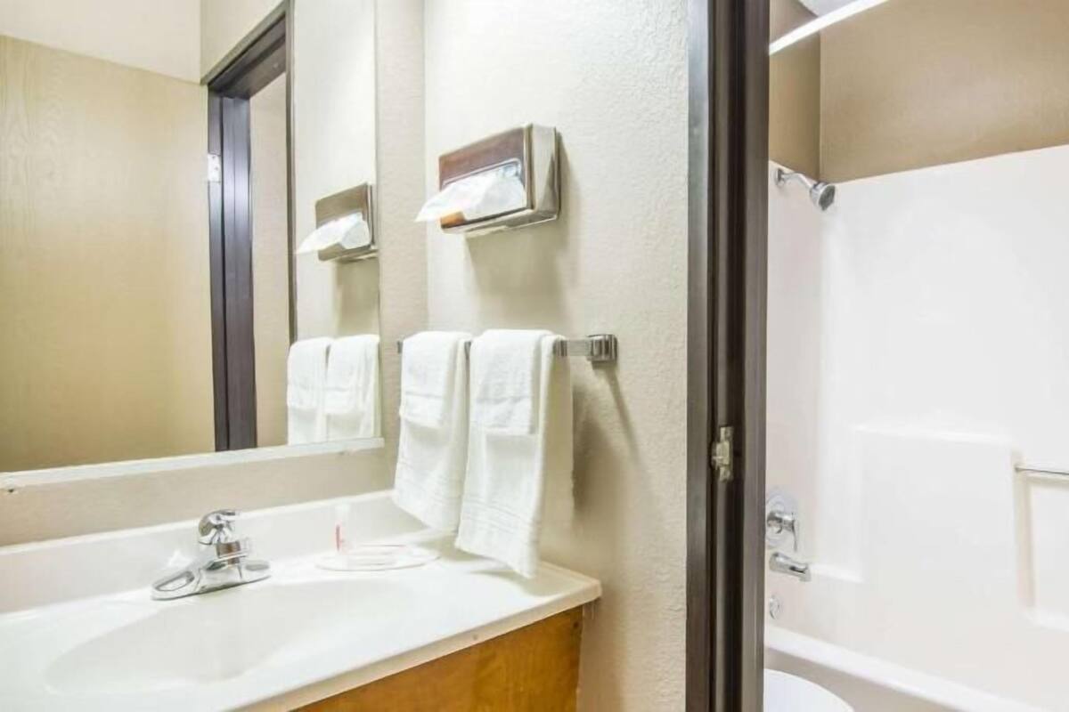 Badezimmer | Badewanne und Dusche (separat), Handtücher