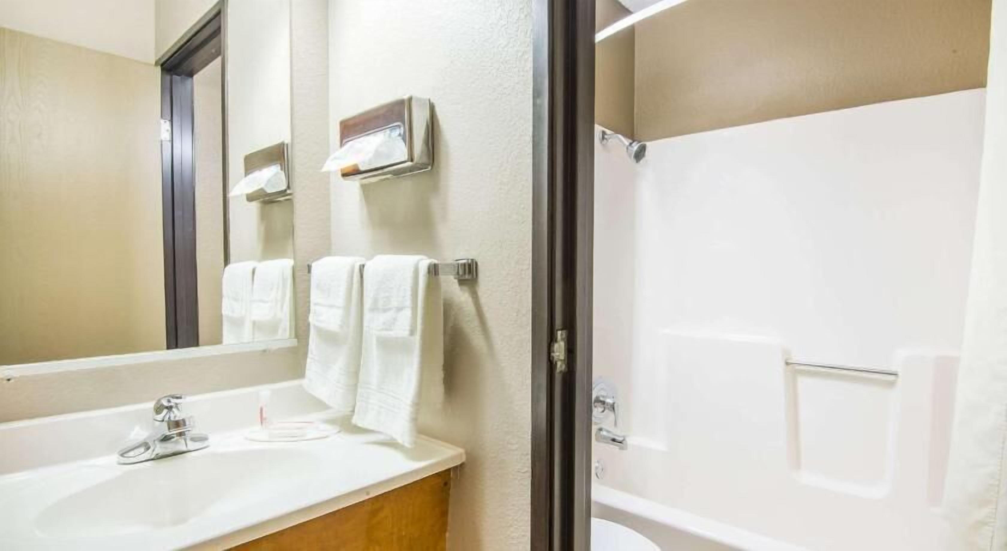 Bathroom | Separate tub and shower, towels