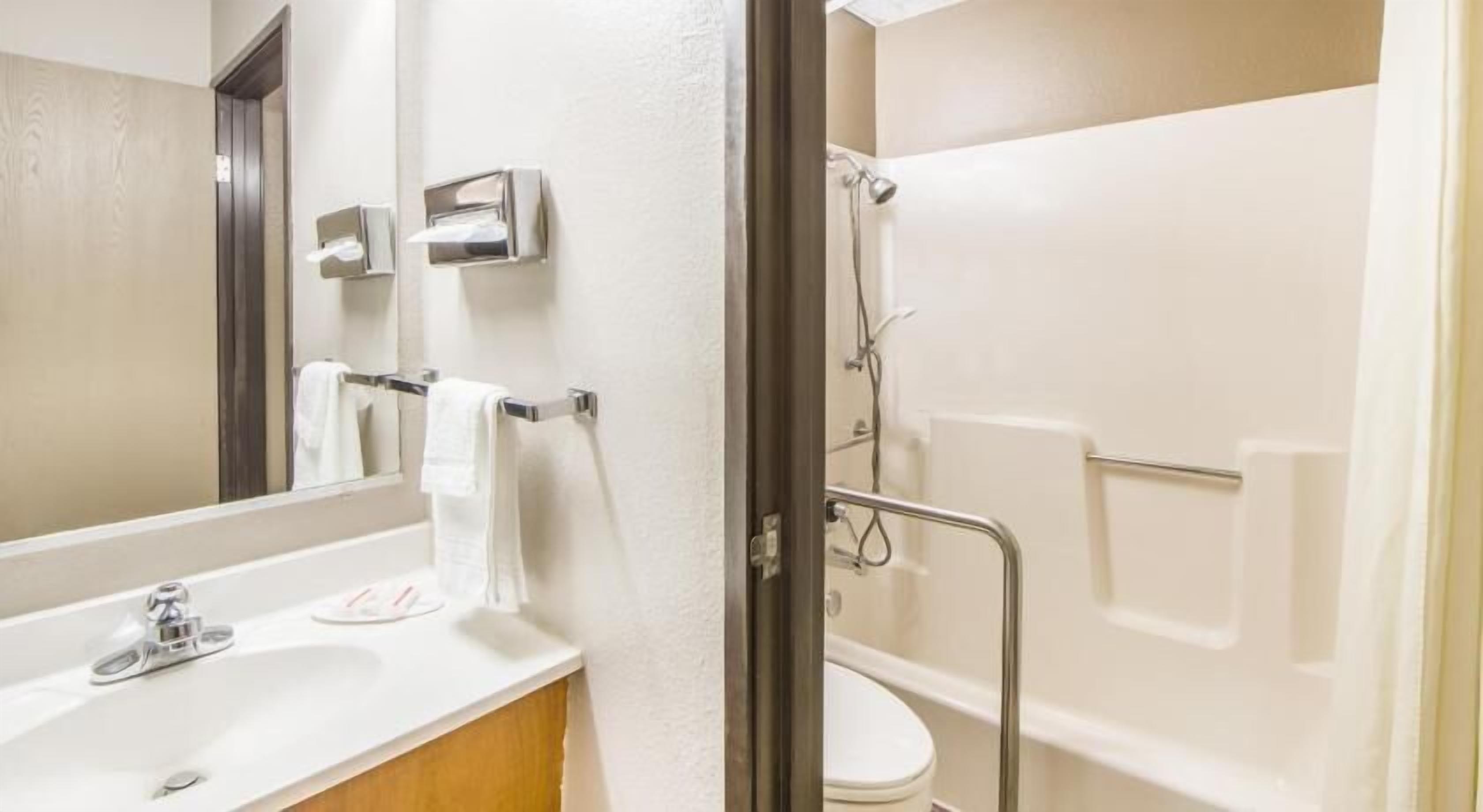 Badezimmer | Badewanne und Dusche (separat), Handtücher