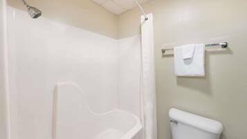 Ducha y bañera combinadas y artículos de higiene personal gratuitos