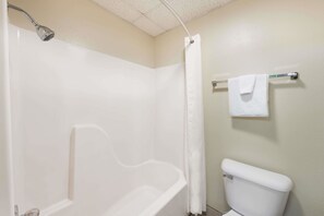 Combined shower/bathtub, free toiletries, towels - Super 8 by Wyndham Lebanon (Lebanon)