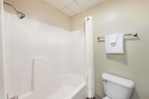 Combined shower/tub, free toiletries, towels