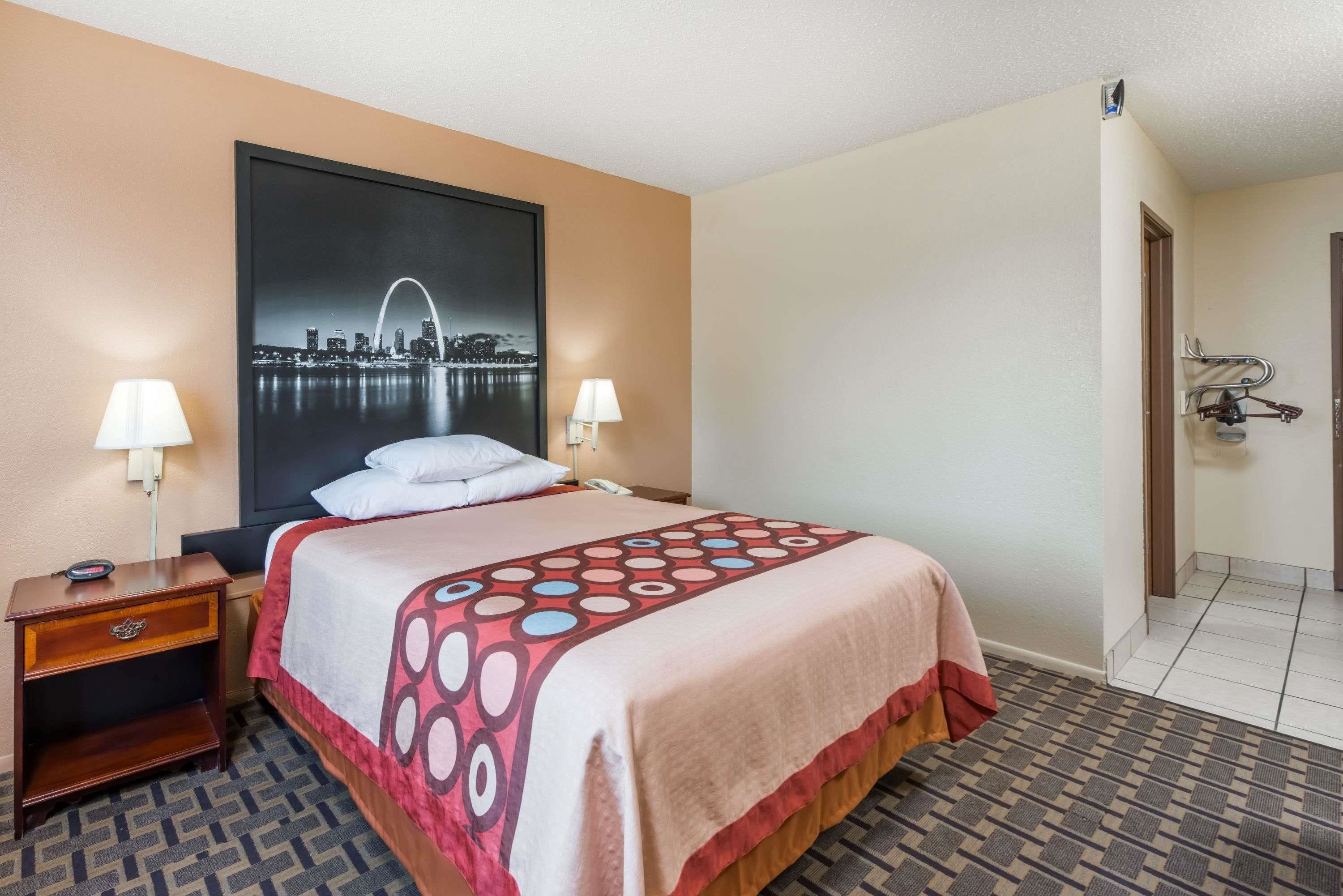 Escritorio, tabla de planchar con plancha, wifi gratis y ropa de cama 