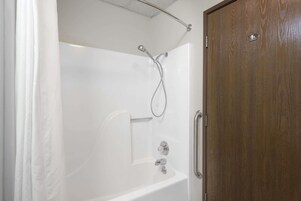 Bañera con ducha, artículos de tocador gratuitos, toallas